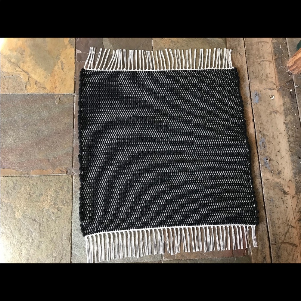 ๐ Handmade Black Wool Roving 24โx24โ Rug - Picture 2 of 3